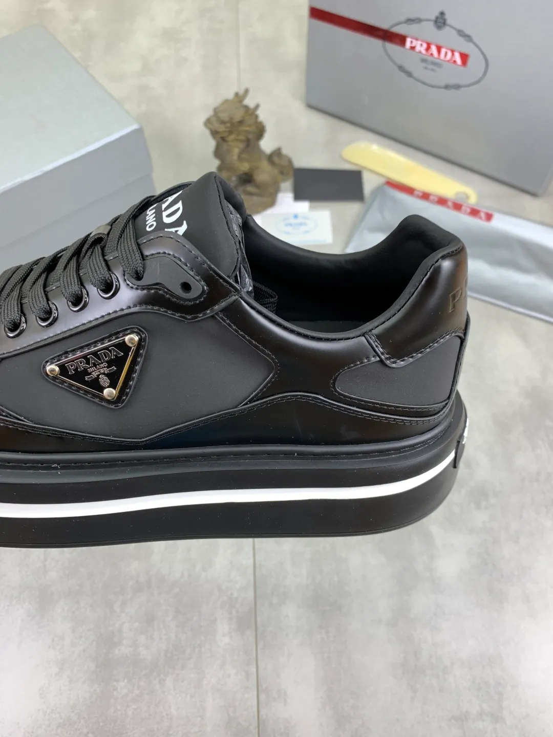 Men's shoes 💰P560💰 [New model] High version official website popular model is on the market, 🆘 Trendy brand (Prada) mainly promotes popular model, avant-garde and versatile fashionable men's shoes private version mold opening, cowhide surface splicing 1:1.. Stylish and simple, original imported cowhide lining cowhide feet; the atmosphere and personality are more fashionable, eye-catching and pursuing class. It will subvert the old idea and be a must-have for fashion trendsetters with you! Must keep it for yourself! Tall and comfortable, large and low, high-end quality workmanship. Size: 38-45; multiple colors available.